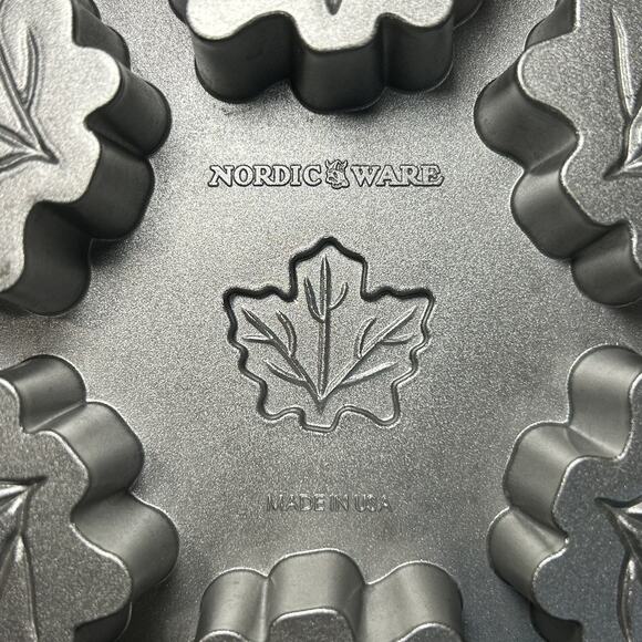 Nordic Ware Cast Aluminum Maple Leaf Cake Muffin Mold Pan Autumn Leaves - Picture 3 of 4